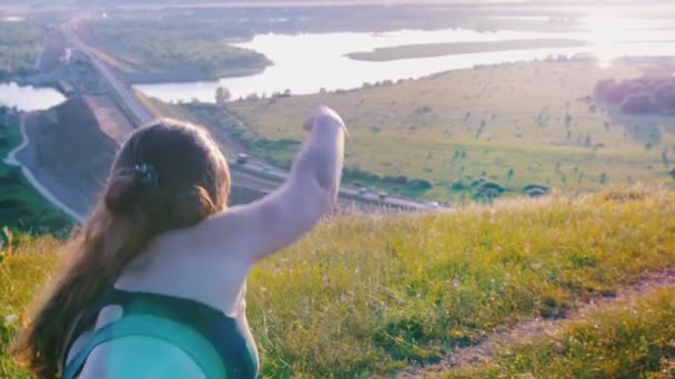 Fitness op de natuur - drie jonge vrouwen doen oefeningen op frisse lucht — Stockvideo