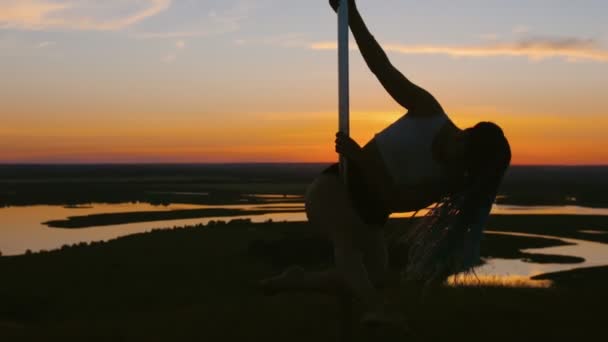 Pool dans op zonsondergang - aantrekkelijke vrouw met lange vlechten dansen — Stockvideo