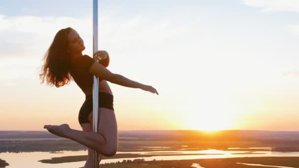 Baile de poste al atardecer - mujer joven bailando junto al poste — Vídeos de Stock