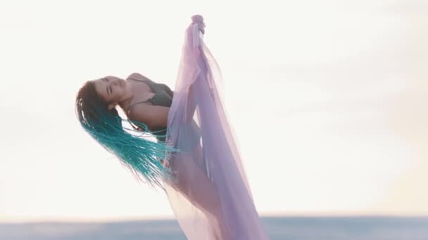 Dança de pólo ao ar livre - mulher com tranças azuis girando no pólo com véu rosa — Vídeo de Stock