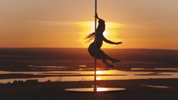 Baile de poste al atardecer - mujer joven girando en el poste de baile — Vídeo de stock