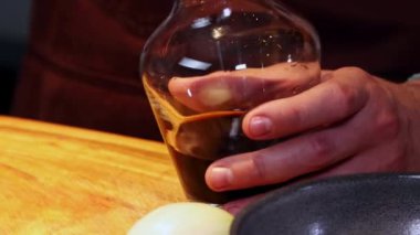 Restoran mutfağı - şef eti marine etmek için malzemeleri karıştırıyor.