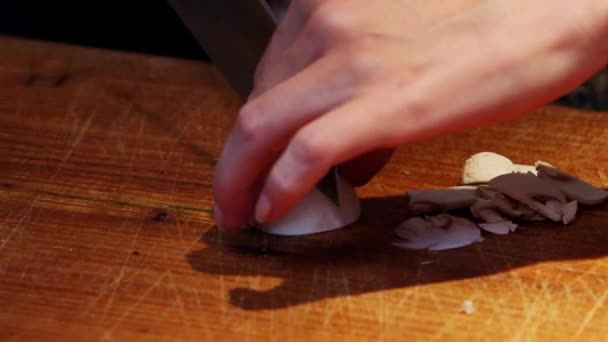 Cocina del restaurante - el chef corta las setas con un cuchillo afilado — Vídeos de Stock