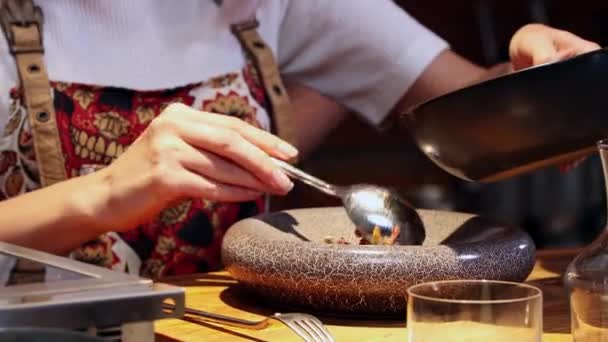 Restaurante cocina - chef que sirve comida con trozos de carne cruda — Vídeos de Stock