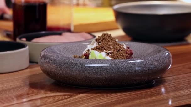 Restaurant cuisine de l'intérieur - repas servi dans l'assiette et femme chef coupe betterave — Video