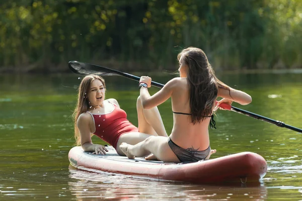 Rafting. Nehirdeki şişme teknede oturan iki kadın. — Stok fotoğraf