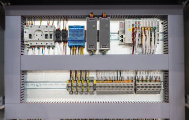 Bir elektrik paneli yapmak - panelin içi - yuva ve kablolar