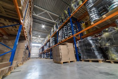 Tribünde duran kablolarla dolu modern bir depo.