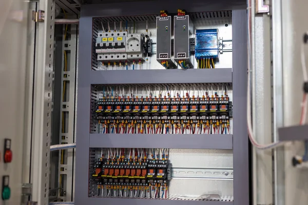Wykonanie panelu elektrycznego na instalacji - wewnątrz panelu - szczeliny i przewody — Zdjęcie stockowe