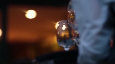 Restoranlar açık verandada. Garson bardakları tepside getiriyor.
