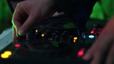 Yeraltı partisinde çalışan EDM DJ - sesi kontrol eder