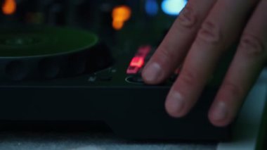 Yeraltı partisinde çalışan EDM DJ - oynat düğmesine bas