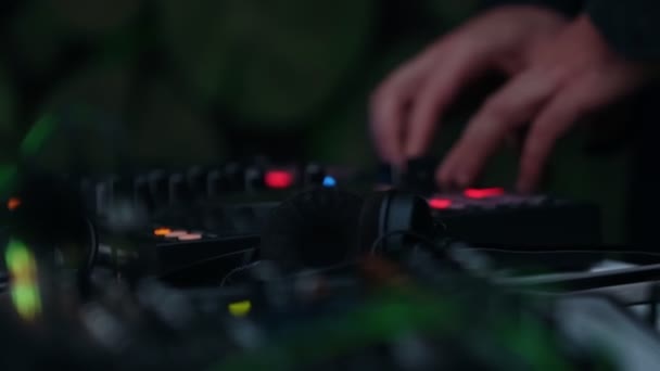 EDM DJ pracuje na undergroundovém rave mačkání tlačítek — Stock video