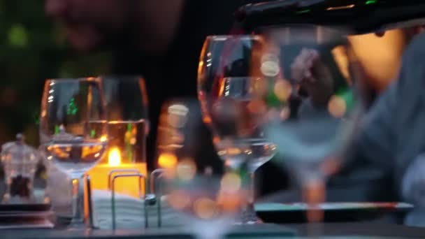Restaurante al aire libre - camarero vierte vino en una copa — Vídeos de Stock