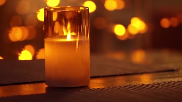 Burning candle on the table in restaurants outdoor verandah — Stock Video