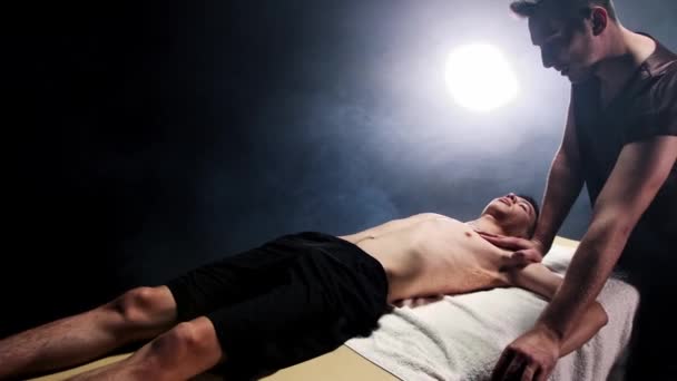 Sesión de masaje en estudio ahumado oscuro - terapeuta que trabaja con la mano de sus clientes — Vídeo de stock