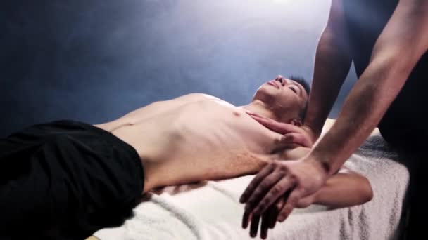 Massage sessie in rokerige studio - therapeut werken met zijn klanten hand — Stockvideo