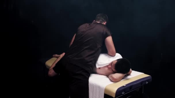 Masszázs kezelés a stúdióban - terapeuta fedezi a testet az ügyfele egy törülközővel, és nyomja meg a testét — Stock videók