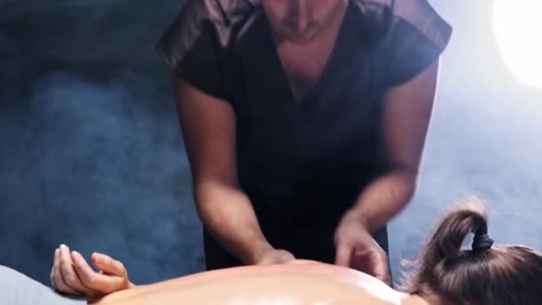 按摩-男性治疗师用油按摩妇女背部 — 图库视频影像