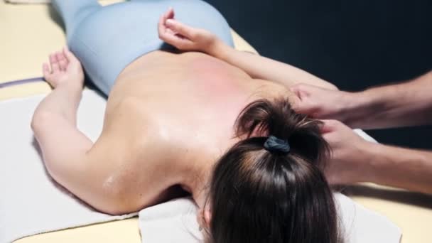 Massage session - Αρσενικό μασάζ στις γυναίκες — Αρχείο Βίντεο