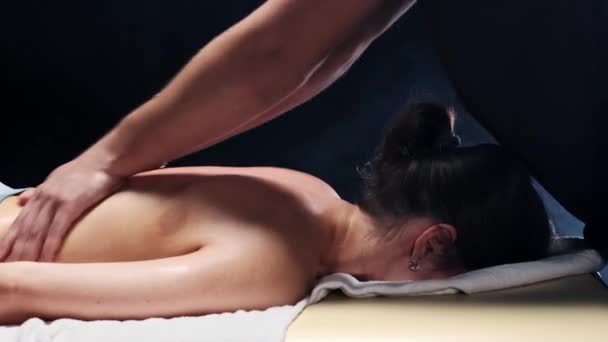 Sessão de massagem no estúdio - terapeuta massageando as mulheres de volta e se concentra na coluna vertebral — Vídeo de Stock