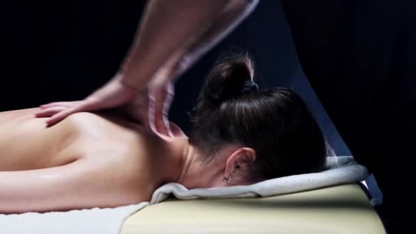 Sessão de massagem no estúdio - terapeuta massageando as mulheres de volta e se concentra no pescoço — Vídeo de Stock