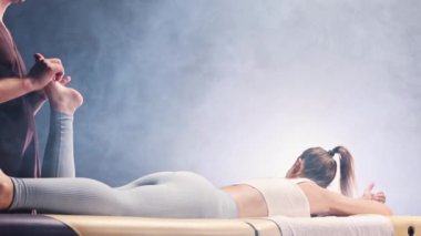 Masaj seansı - Erkek terapist genç kadınların ayağına masaj yapıyor