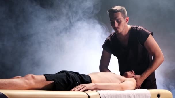 Séance de massage en studio fumé - thérapeute tourne le cou de ses clients — Video