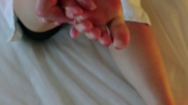 Sıcak ışık altında spa stüdyosunda masaj - ayak masajı