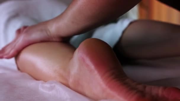 Massage im Wellnessstudio bei warmem Licht - Einmassieren der Kaviare — Stockvideo