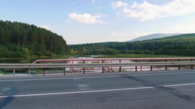 Köprüde otoyol trafiği. Köprüden geçen bir kamyon.