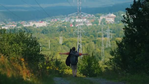 Baard man reiziger met grote rugzak wandelen in het bos naar het platteland — Stockvideo
