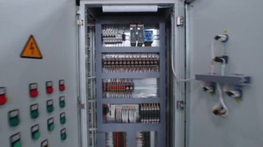 Bir elektrik paneli yapmak - panelin içi - kamera nesneden uzaklaşır