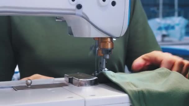 Una mujer cosiendo ropa usando una máquina de coser — Vídeo de stock