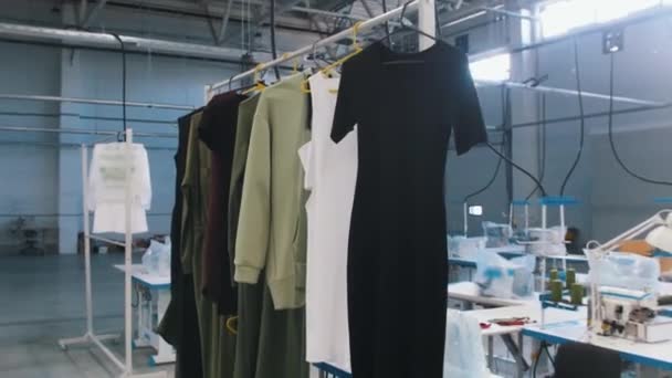 衣服の生産-ドレスの例はハンガーに掛ける — ストック動画