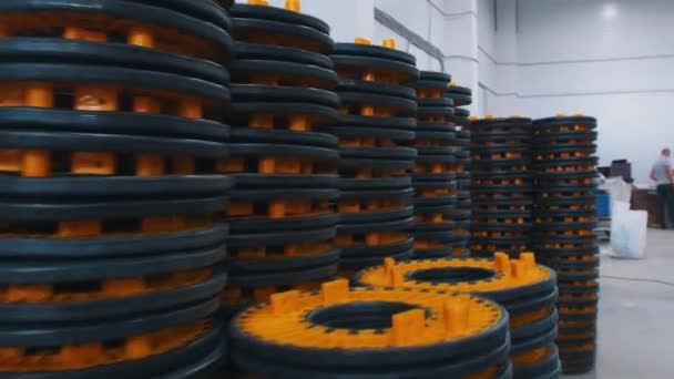 Üretim merkezindeki kablolar için sarı ve gri bloklar — Stok video
