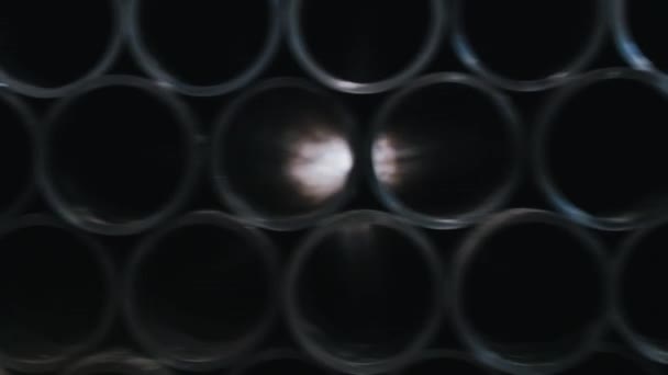 La luz brillante viene a través de los tubos de plástico negro en fábrica — Vídeo de stock