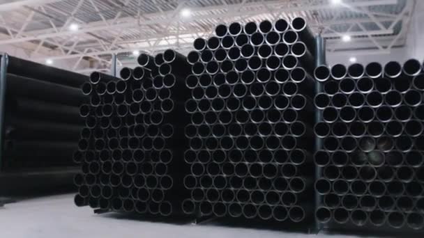 Tubos de plástico negro estrechos en el almacén de fabricación — Vídeo de stock