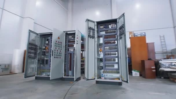 Het maken van een electriciteitspaneel op een fabriek - de binnenkant van het paneel — Stockvideo