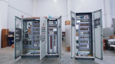 Elektrik panelinin üretimi - panelin iç kısmı - kamera nesnenin üzerinde çalışır