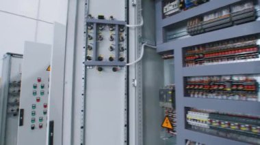 Panelin iç kısmındaki elektrik panelinin üretimi