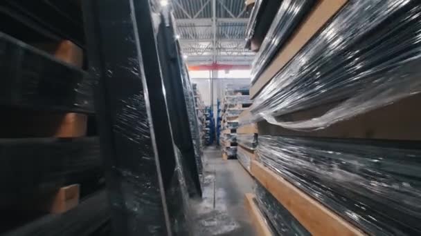 Moderne Lagerhalle voller verpackter Industrieobjekte — Stockvideo