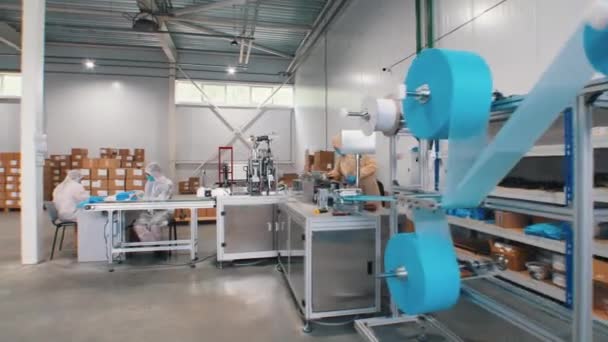Production industrielle de masques médicaux de protection bleus — Video