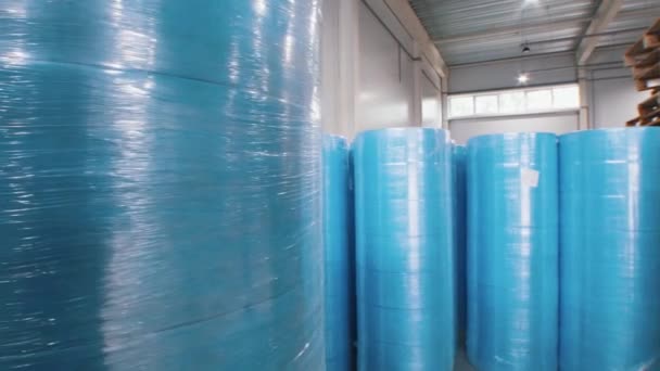 Produzione industriale di maschere mediche protettive - tubi con tessuto blu per maschere — Video Stock