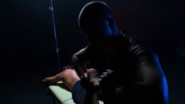 어두운 곳에 있는 척주 지압 요법 - 남자 친구의 발을 마사지하는 요법 - 으로 발가락을 구부린다 — 비디오