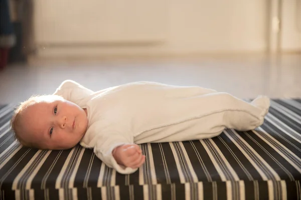 Новорожденный лежал на спине — стоковое фото