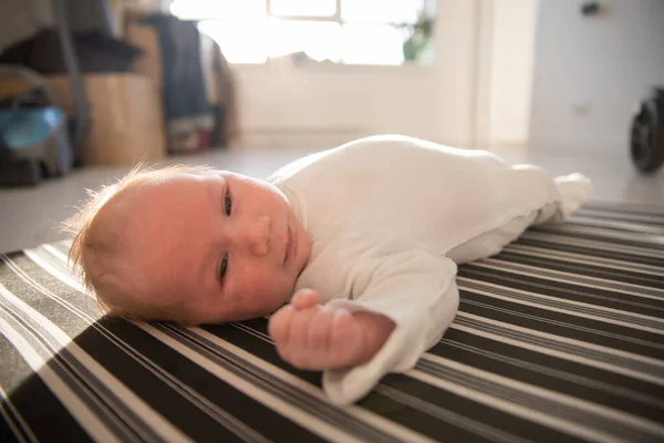 Un bebé recién nacido acostado boca arriba — Foto de Stock