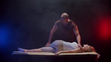 Bir kayropraktik uzmanıyla seans. Terapist, kadın müşterisinin cesedini koltukta yatarken kenara çekiyor.