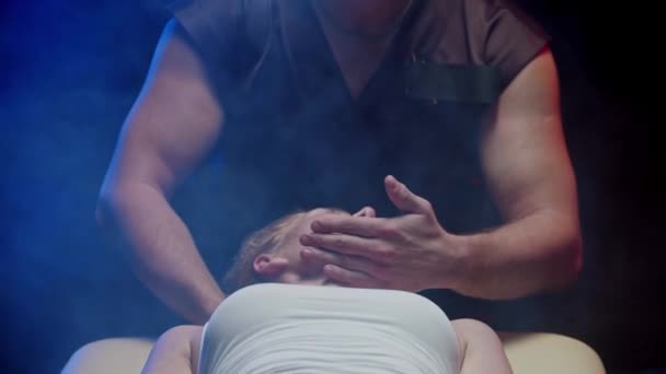 Terapia quiropráctica - un terapeuta hombre tintinea el cuello de su cliente mujer — Vídeos de Stock