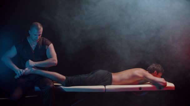 Chiropractie therapie in de studio - een therapeut masseert zijn klanten voeten — Stockvideo